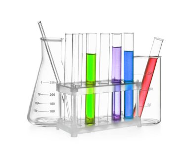 Cam matara, deney tüpü ve beyaz renkli sıvılarla izole edilmiş test tüpleri