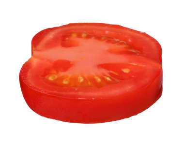 Beyaz üzerine izole edilmiş taze olgun domates dilimi.