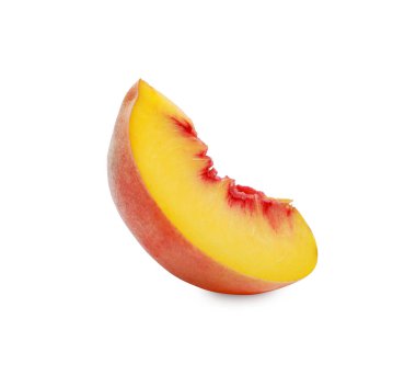 Olgun şeftali dilimi beyaza izole edilmiş.