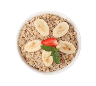 Çilekli kaynamış yulaf ezmesi ve muz kasede, beyaz, üst tarafta izole edilmiş.