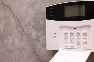 Gri duvarda ev güvenlik alarmı sistemi, metin için boşluk