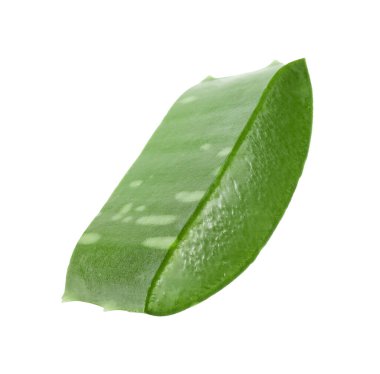 Yeşil aloe vera dilimi beyaza izole edilmiş