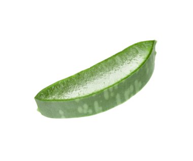 Yeşil aloe vera dilimi beyaza izole edilmiş