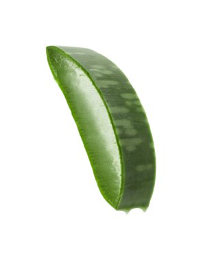 Yeşil aloe vera dilimi beyaza izole edilmiş