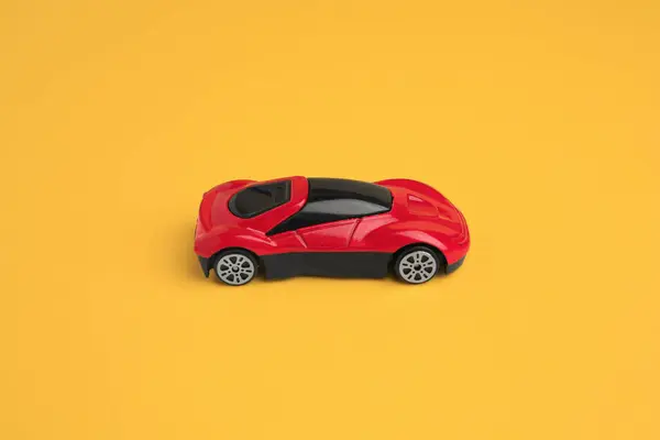 Ein Rotes Auto Auf Gelbem Grund Kinderspielzeug — Stockfoto