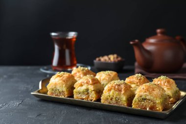 Koyu dokulu masada doğranmış fındıklı enfes taze baklava, yakın plan ve yazı için yer. Doğu tatlıları