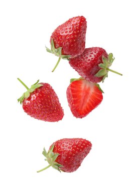 Beyaz arka plana düşen taze olgun çilekler.