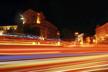 Yol trafiği, hareket bulanıklığı. Gece manzarası, araba lambası izleri.