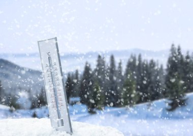 Kışın açık havada yağan kar altında hava termometresi, metin için boşluk