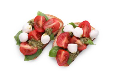 Mozarella, domates, fesleğen ve pesto soslu leziz Caprese sandviçleri beyaz üzerine izole edilmiş.