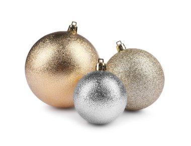 Güzel altın ve gümüş Noel topları beyaza izole edilmiş