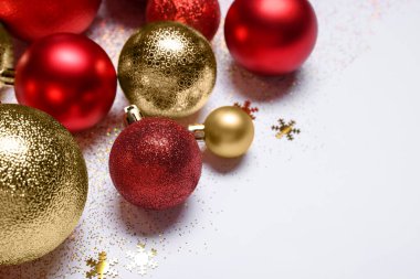 Noel baloları, konfeti ve parıltı beyaz arka planda, yakın plan