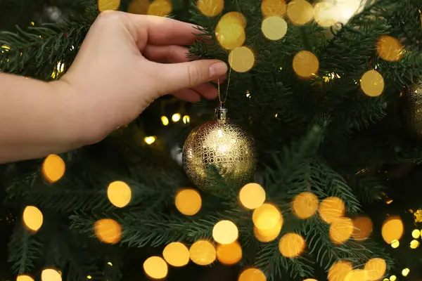 Γυναίκα Διακόσμηση Έλατο Δέντρο Χρυσή Μπάλα Χριστούγεννα Closeup — Φωτογραφία Αρχείου