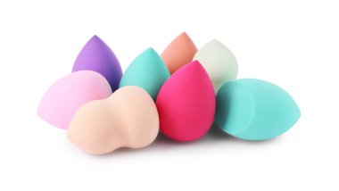 Birçok farklı makyaj süngeri beyaza izole edilmiş.