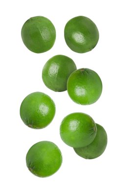 Beyaz arkaplana düşen taze limonlar