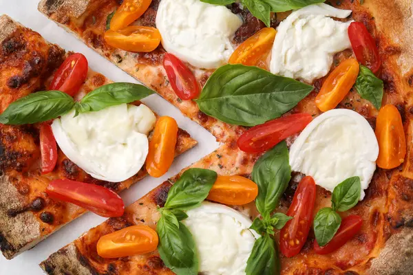 Burrata peynirli, domatesli ve fesleğenli lezzetli pizza.