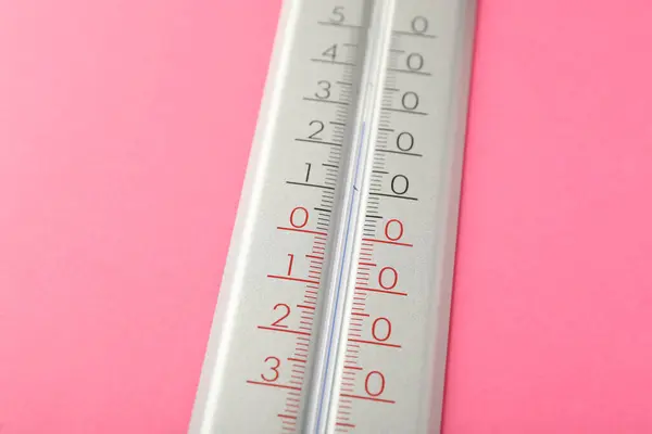 Современный Термометр Розовом Фоне Крупный План Лицензионные Стоковые Фото