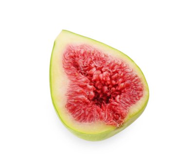 Taze yeşil incirin yarısı beyaza izole edilmiş.