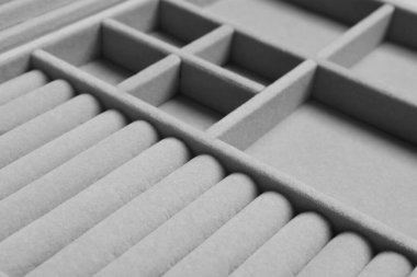 Arkaplan olarak boş gri mücevher kutusu, yakın plan