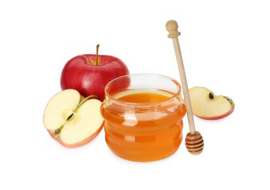 Tatlı bal ve taze elmalar beyaz üzerine izole edilmiş