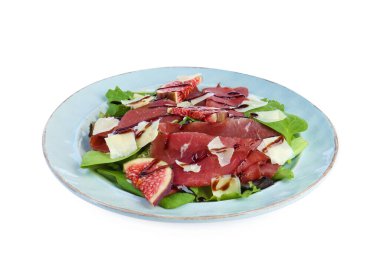 Beyaz üzerine izole edilmiş lezzetli bresaola salatası.