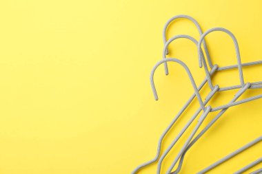 Sarı arka planda askılar, üst manzara. Metin için boşluk