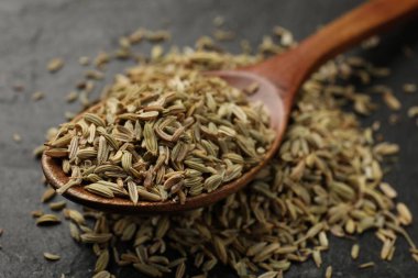 Gri masada rezene tohumlu kaşık, yakın plan.