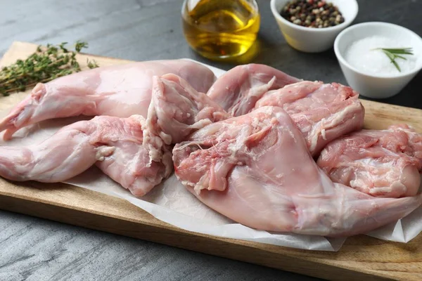 Taze çiğ tavşan bacakları siyah masada, yakın plan.