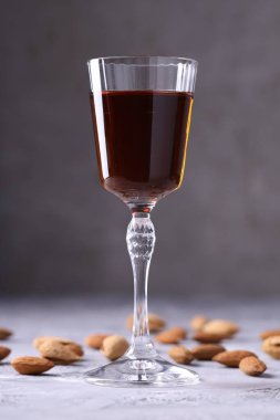 Lezzetli amaretto ve açık gri masada badem, yakın plan.