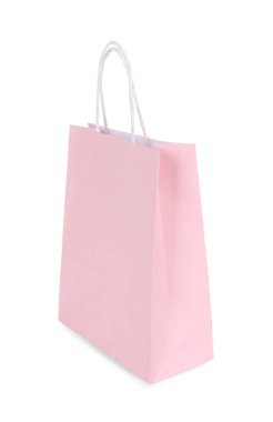 Bir açık pembe kağıt alışveriş çantası beyaza izole edilmiş.