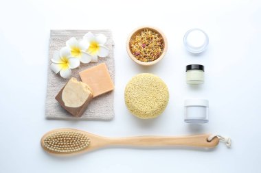 Banyo aksesuarları. Beyaz zemin üzerinde kişisel bakım ürünleri ile düz konum