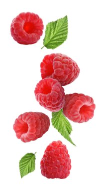 Taze olgun ahududu ve yeşil yapraklar beyaz arka plana dökülüyor.