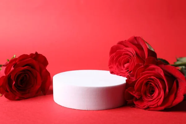 Κομψή Παρουσίαση Για Προϊόν Στρογγυλό Βάθρο Και Όμορφα Τριαντάφυλλα Κόκκινο — Φωτογραφία Αρχείου
