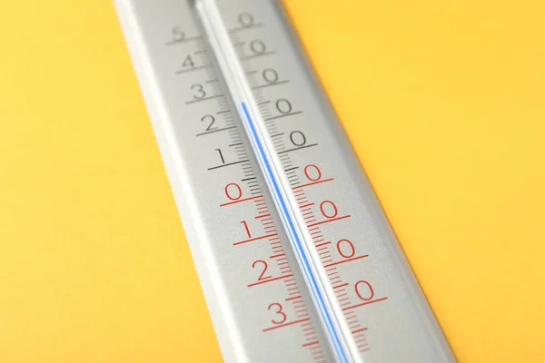 黄色の背景の近代的な気象温度計 クローズアップ ストック画像
