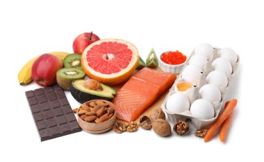 Beyaza izole edilmiş birçok farklı ürün var. Serotoninin doğal kaynakları