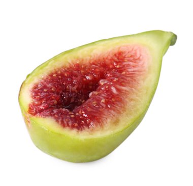 Taze yeşil incirin yarısı beyaza izole edilmiş.