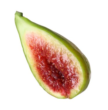 Taze yeşil incirin yarısı beyaza izole edilmiş.