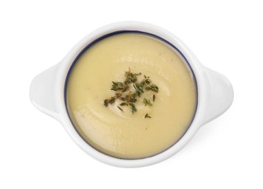 Lezzetli pırasa çorbası kasede, beyaz manzarada izole edilmiş.