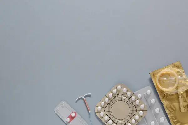 Pillole Contraccettive Preservativi Dispositivo Intrauterino Sfondo Grigio Piatta Laici Con — Foto Stock