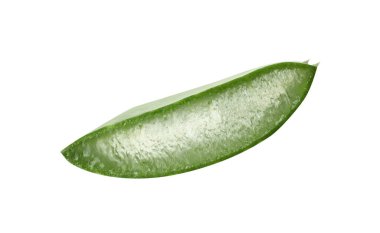 Yeşil aloe vera dilimi beyaza izole edilmiş