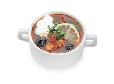 Beyaz kasede sosisli, zeytinli ve sebzeli et solyanka çorbası.