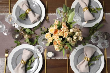 Çiçek desenli, düz yataklı güzel bir masa.