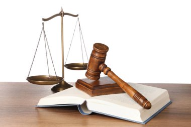 Hukuk kavramı. Gavel, adalet terazisi ve beyaz arka plana karşı ahşap masa üzerine kitap.
