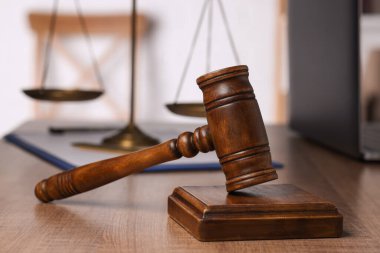 Hukuk kavramı. Yargıç ya da hukukçu işyeri tokmakla, yakın çekim