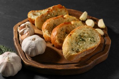 Gri masada sarımsaklı ve dereotlu baget.