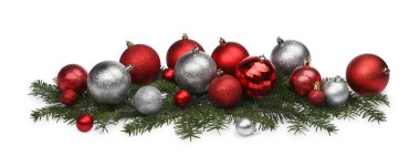 Güzel Noel topları ve beyaz üzerinde izole edilmiş köknar dalları