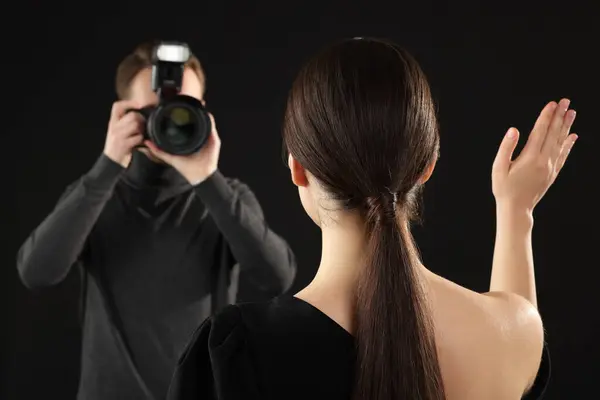 Fotoğrafçı Siyah Arkaplan Üzerinde Model Fotoğrafı Çekiyor Seçici Odak — Stok fotoğraf