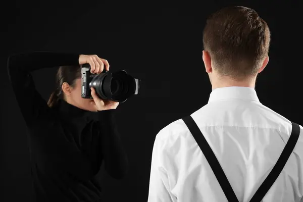 Professional Photographer Taking Picture Man Black Background Selective Focus — Stock Photo, Image