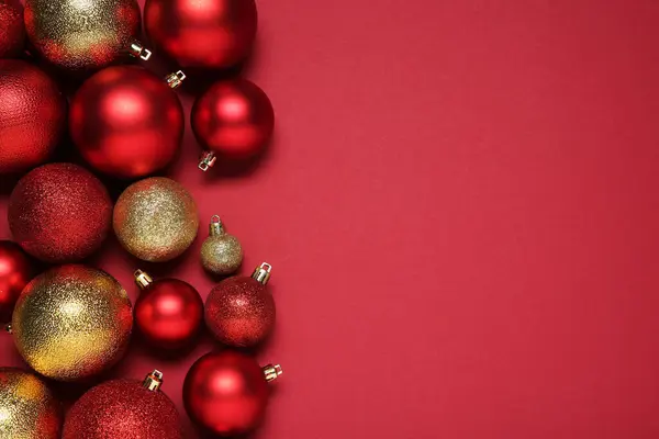 Bolas Navidad Sobre Fondo Rojo Vista Superior Espacio Para Texto Fotos De Stock