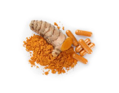 Aromatik zerdeçal tozu, haplar ve beyaz üzerine izole edilmiş çiğ kök.